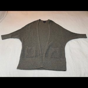 American Eagle Grey 3/4 Cardigan Size Medium  EUC!